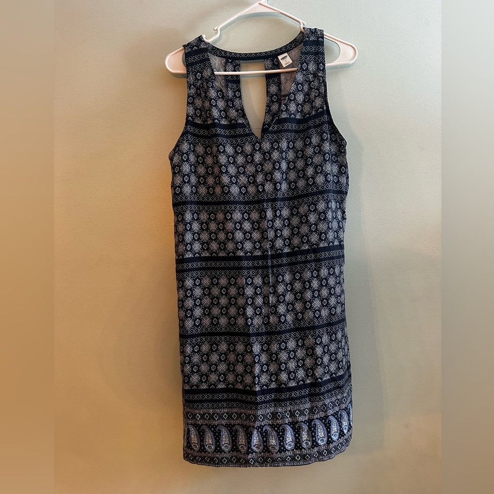 Blue and white v-necklace dress